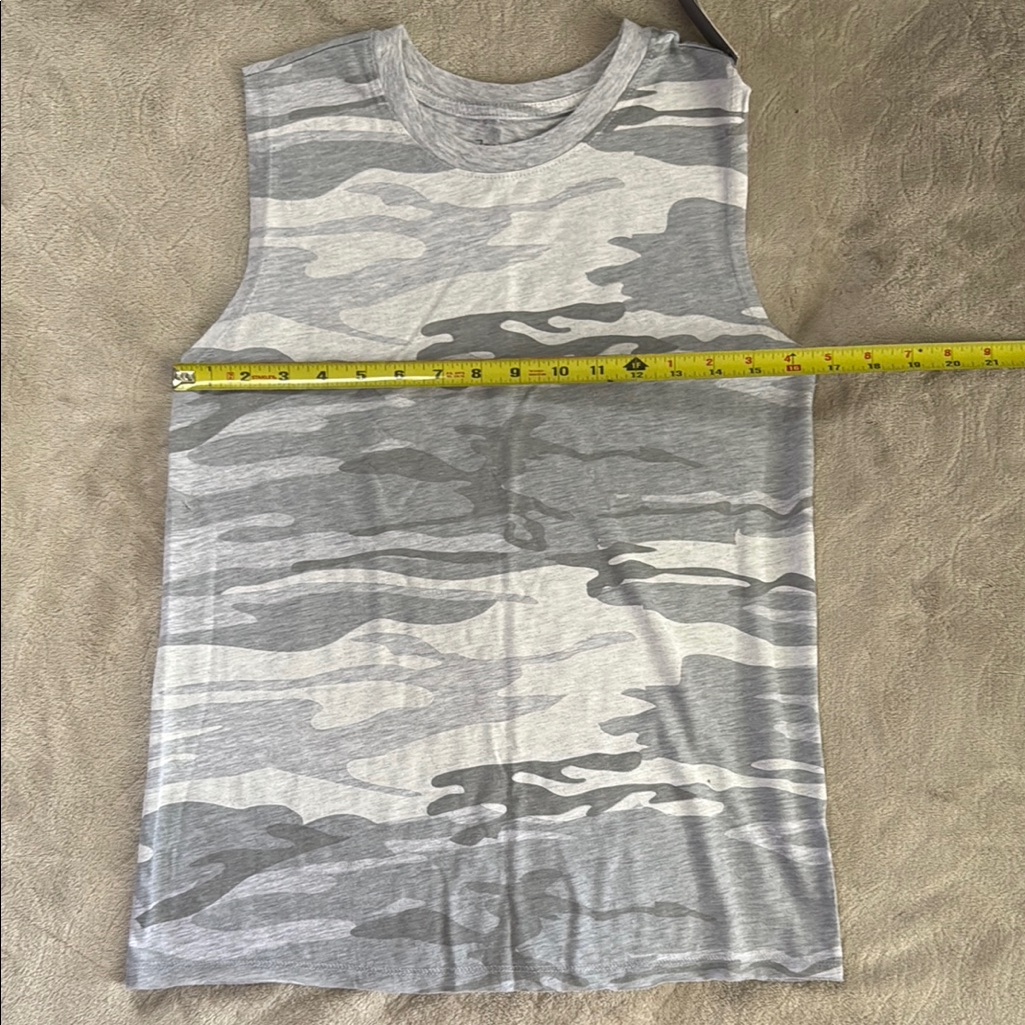 New Zoe + Liv Gray Camo Tank Top